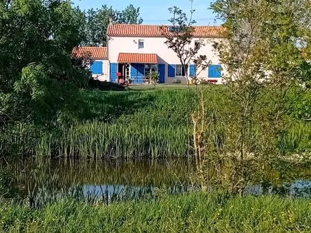 joli corps de ferme avec dépendances  étang et 6000 m² de terrain proche de l'océan