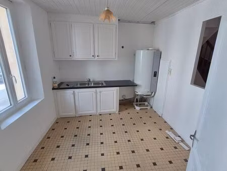 t3/maison de ville proche centre-ville coutras en cours rénovation