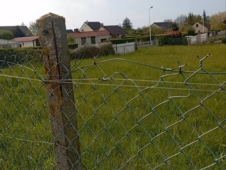 terrain à bâtir 20x50 environ 1000 le terrain est entièrement plat électrique et l eau sur