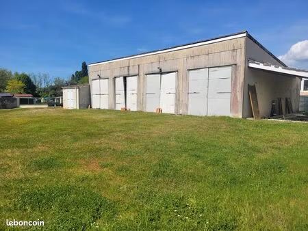 hangar 170 m² + dépendance 30 m² sur terrain 700 m² – idéal stockage / garages
