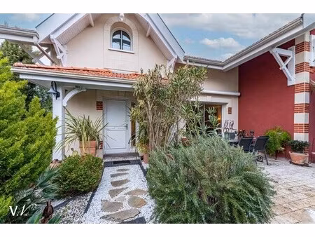 maison de luxe à vendre dans le quartier aiguillon