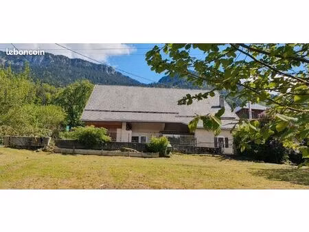 ancienne ferme - 120 m ² habitables + 320 m² exploitables - terres agricoles en option