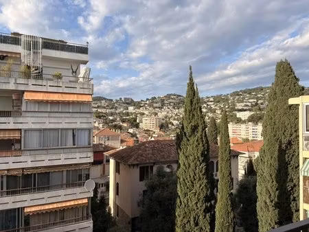 beau f1 de 25 m² avec balcon végétalisé offrant une vue dégagée