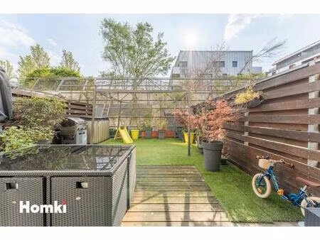 bacalan – élégant t3 avec vaste extérieur et stationnement