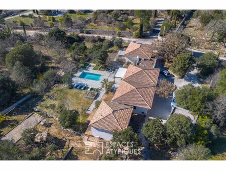 villa avec piscine et jardin