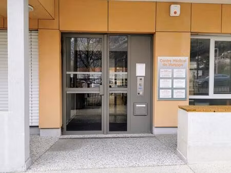 grand bureau au sein d’un cabinet médical - immobilier d’entreprise-