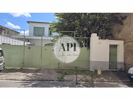 place de parking pour moto pezenas  proche centre ville.