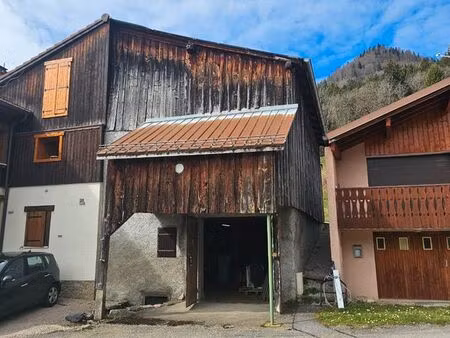 bâtiment + stationnement – cadre nature – vailly