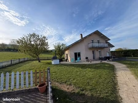 maison dans village calme