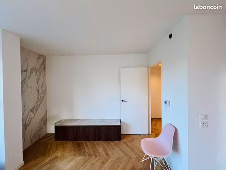 t2 de standing refait à neuf plein centre  2 min ceva + parking