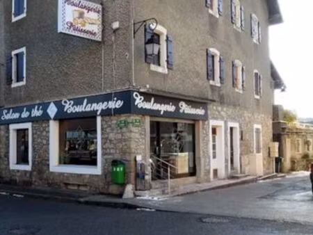 local commercial 2niveaux cœur de boege urgent