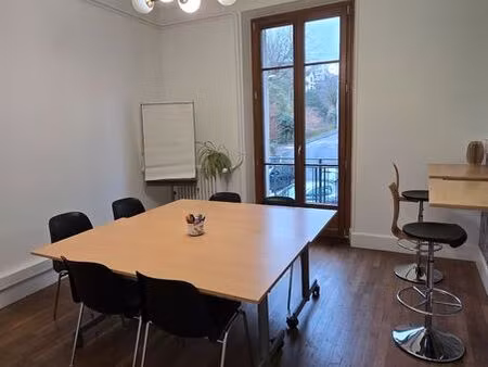 local professionnel équipé  centre-ville de chambéry  avec stationnement privatif