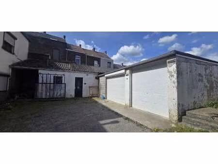 ensemble de 2 garages avec remise cadastrée