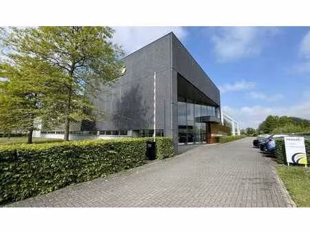 bâtiment commercial avec espace de stockage extérieur à lou
