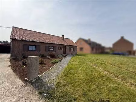 jolie villa 4 façades plain-pied située au cœur du village