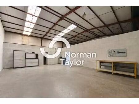 location local d'activités 168 m²