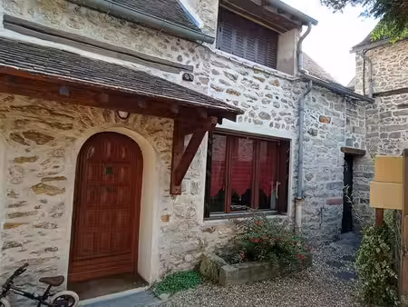 une maison de village avec jardin