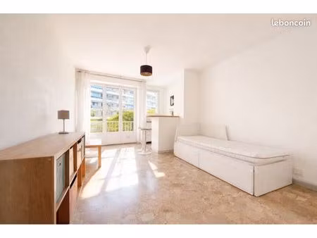 location appartement rénové avec terrasse