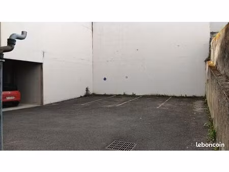 place de parking en résidence sécurisée (hyper centre  rue du 11 novembre)