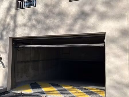 place de parking dans garage sécurisé