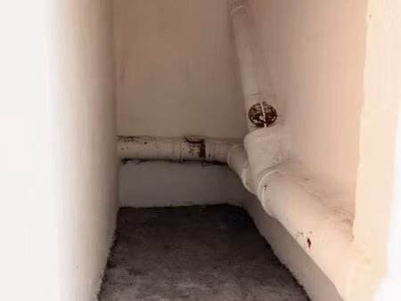 cave à louer saine et pratique - 17eme