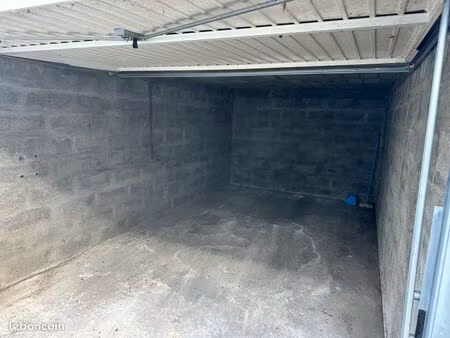 emplacement moto dans box