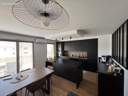 t3 meublé rénové 71m2 – 2 chambres – terrasse 16 m² – parking sécurisé