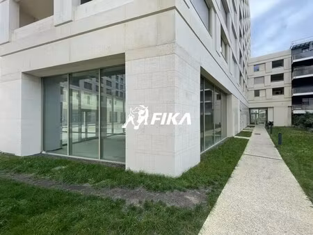 location commerce 161 m²