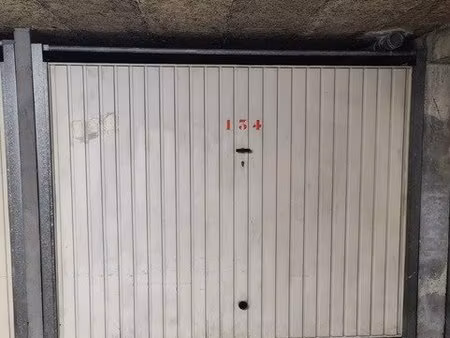 garage fermé à louer - secteur recherché place saint marc