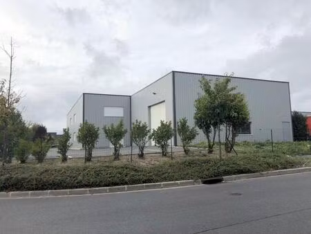 location local d'activités 962 m²