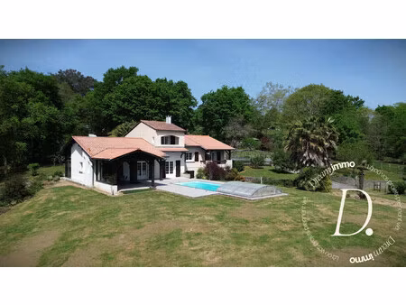 maison familiale avec piscine et parc