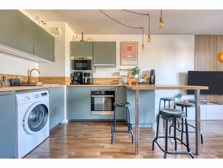 t2 rénové avec balcon et parking