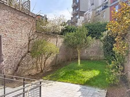 st-gilles/albert : lumineux duplex rénové avec jardin au sud