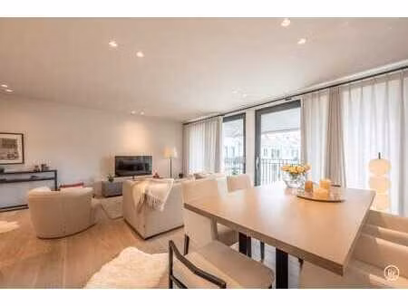 appartement moderne avec 2 chambres à coucher complètes et