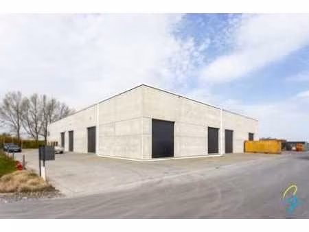 entrepôt équipé de deux portes sectionnelles