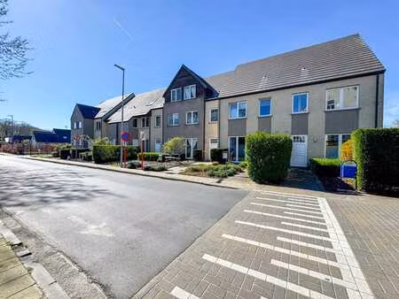 gezellige rijwoning met 4 slaapkamers  tuin en carport