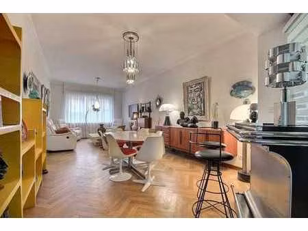 maison trois façades avec garage et parking