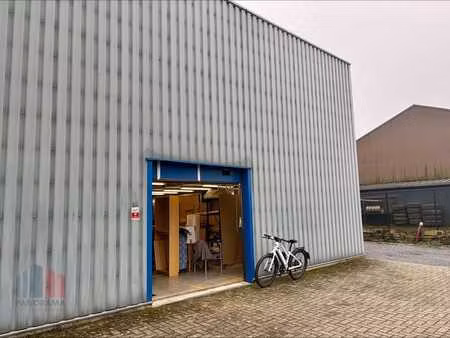 atelier / espace de stockage de 180 m² idéalement situé à...