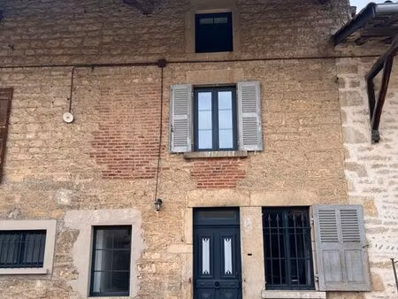 à louer dans une maison de village à saint martin du mont