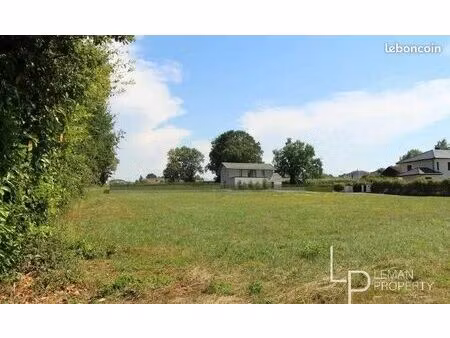 terrain 2070 m² messery