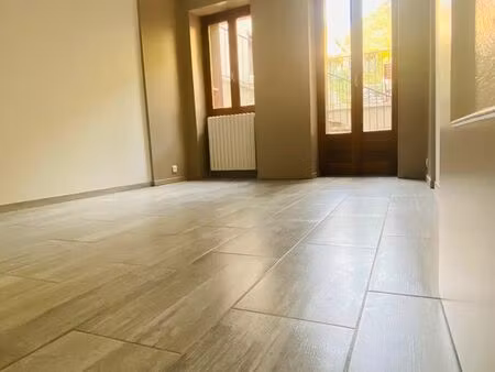 t4 95 m² avec terrasse – 3 chambres – calme – st julien montdenis