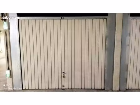 grand box fermé 1 place & demi sécurisé avec électricité