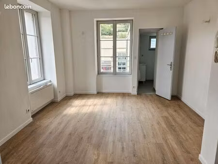 studio très lumineux