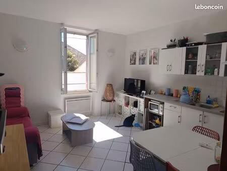 particulier loue t3 à castres près de la place pierre fabre