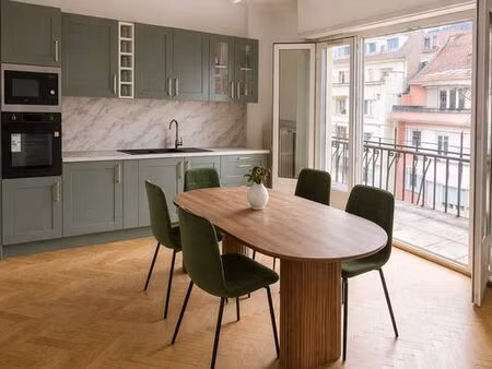 très bel appartement avec une grande terrasse 2 chambres refait à neuf