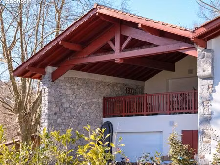 appartement t4 de standing - 109m2 - corps de ferme rénové - terrasse couverte - urrugne