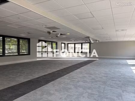 local commercial 197.95m² à louer 13000 - guyancourt 78280