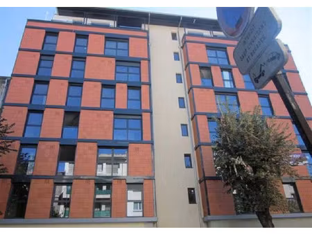 t2 dans résidence récente proche facs lettres et blaise p