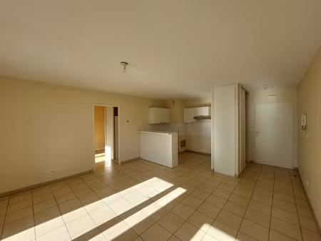 t2 au pied du tram dans résidence récente