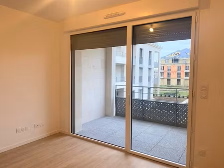 t2 avec parking et balcon à st cyr sur loire